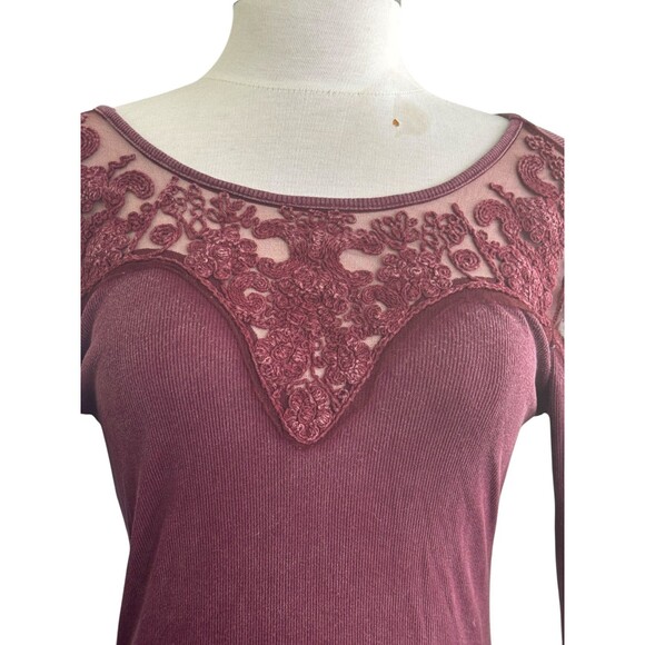Gimmicks BKE Women M Plum Crochet Lace Front And Shoulders Long Sleeve Tee - Picture 3 of 6